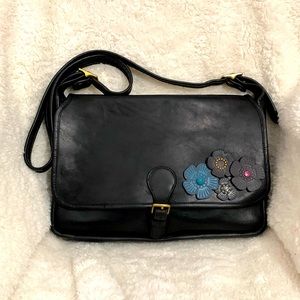 Vantage Coach Crossbody bag with little touch on it.